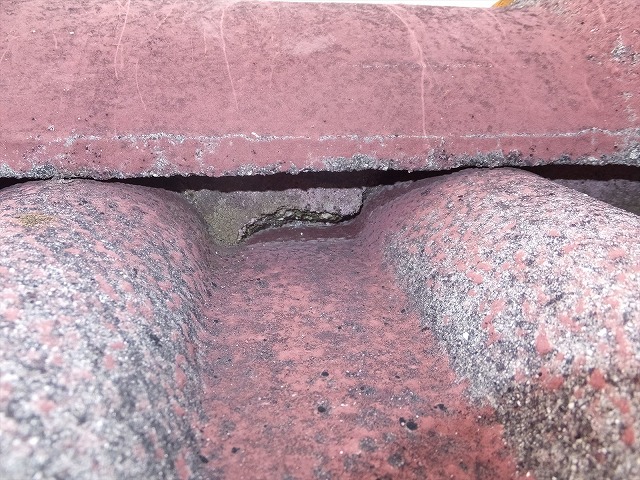 棟の下の漆喰が劣化